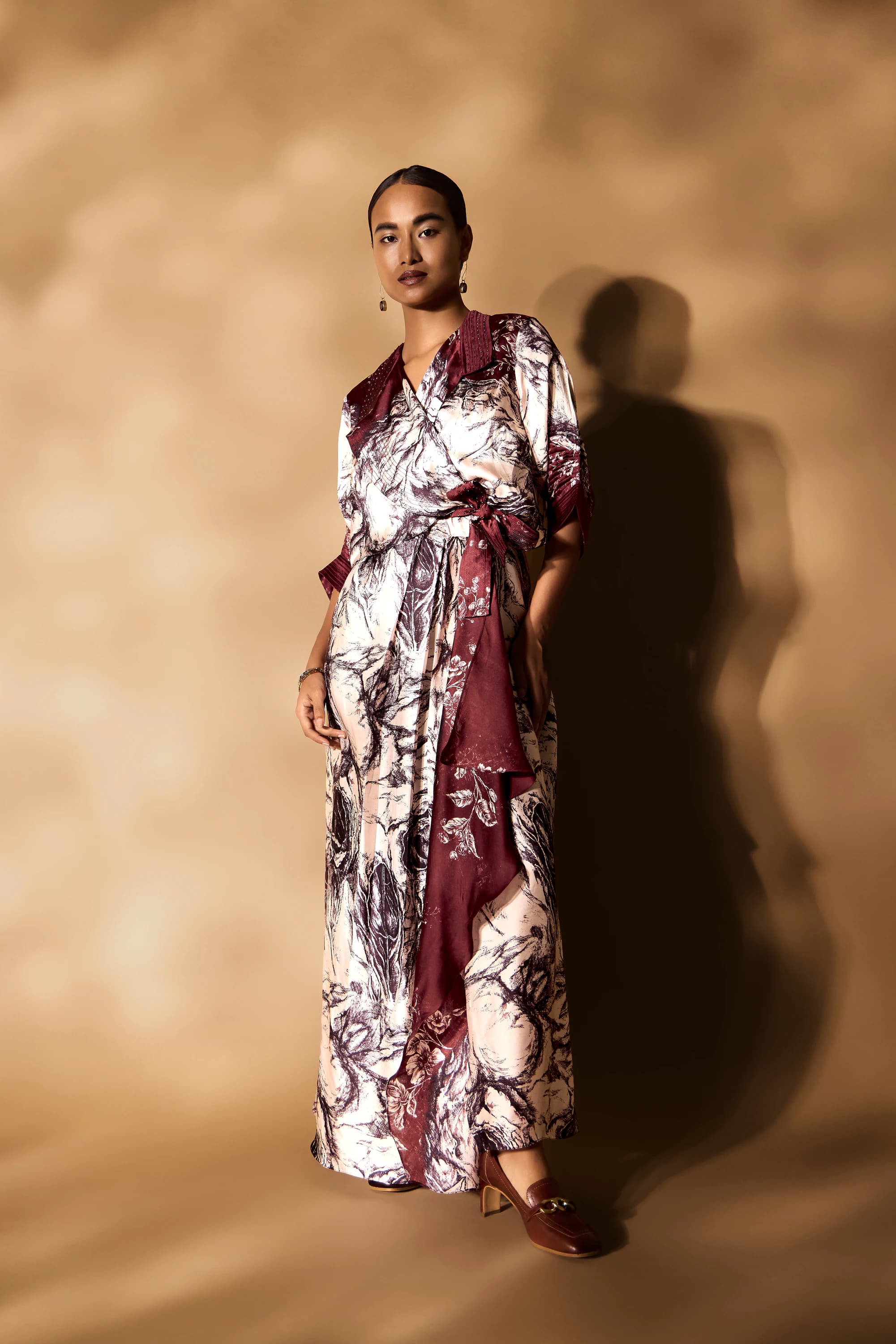 Sketch rose print in brown/ivory/black print combo